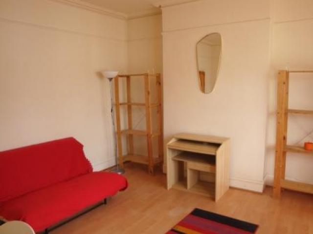 			6 Month Let Only, 2 Bedroom, 1 bath, 1 reception Flat			 Donaldson Road, QUEENS PARK